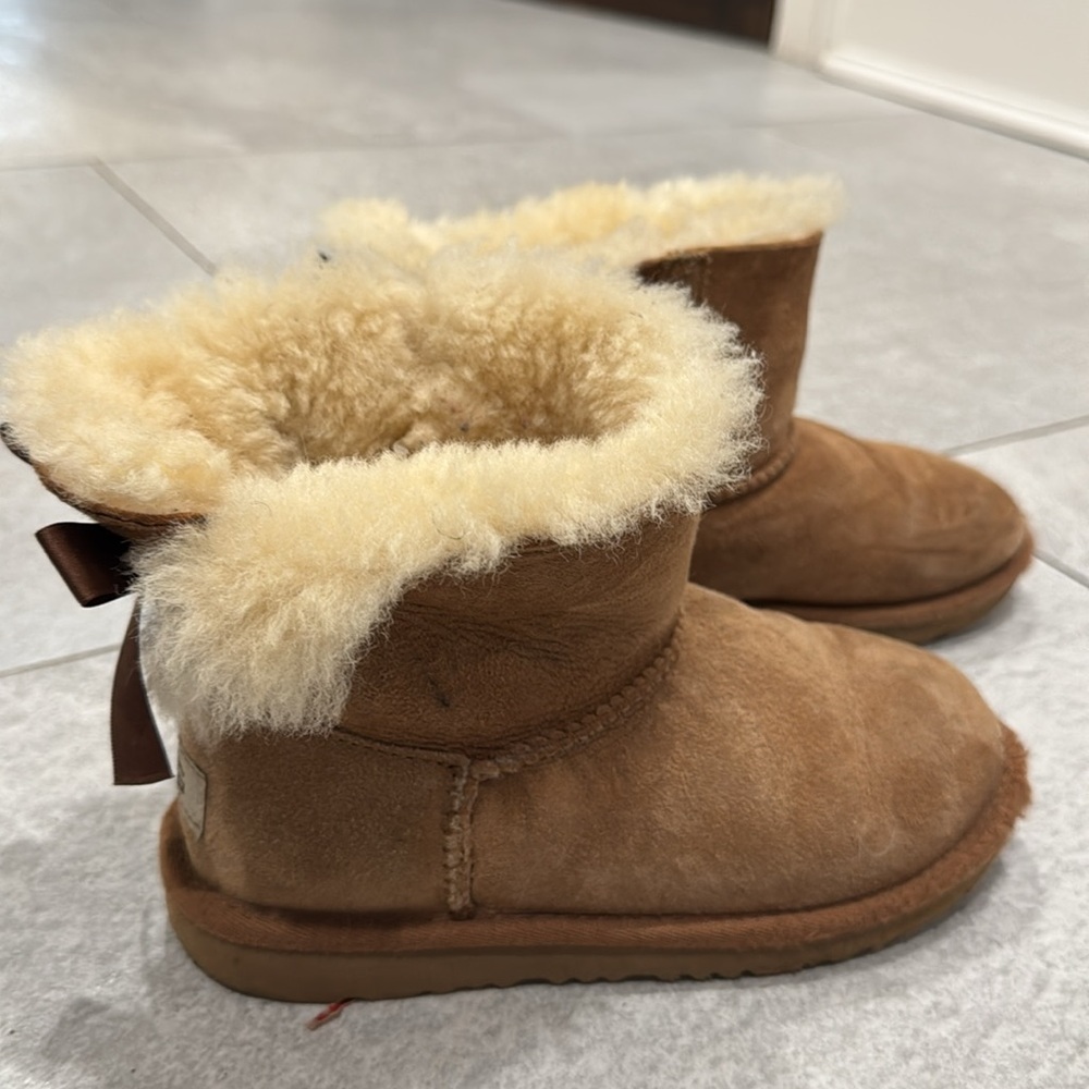 Ugg - Picture 2 of 3